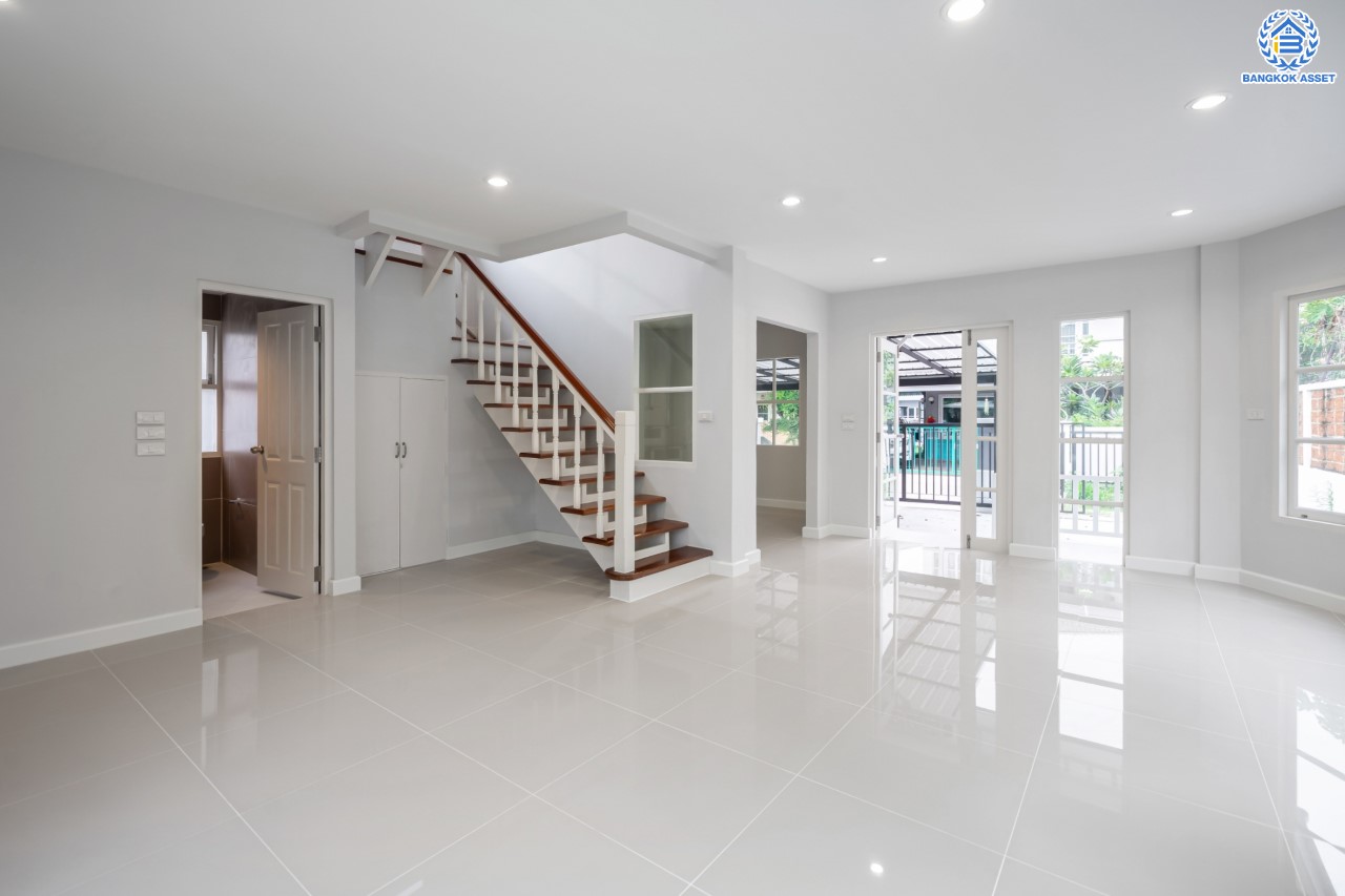 บ้านมือสองตกแต่งใหม่ แบรนด์ LH ม.ชัยพฤกษ์ บางบัวทอง หลังมุม เนื้อที่ 57.7 ตร.ว. ฟังก์ชัน 3 ห้องนอน 2 ห้องน้ำ จอดรถ 2 คัน พร้อม facilities ครบครัน บนทำเลเดินทางสะดวก ติดถนนบางกรวย-ไทรน้อย ใกล้เซ็นทรัลเวสต์เกต และรถไฟฟ้าสายสีม่วง "สถานีบางพลู"